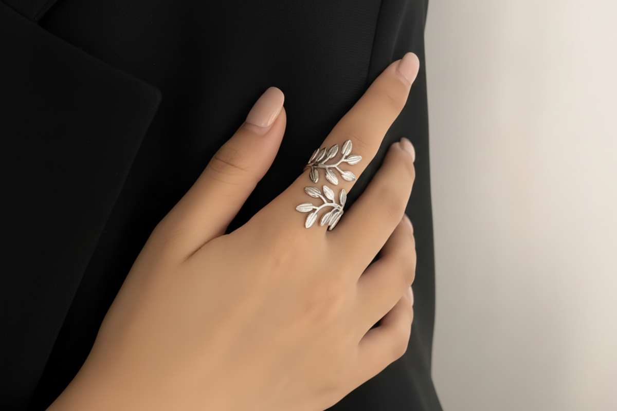 Forest Leaf Ring - Discreet Nails